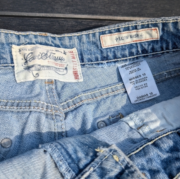 Classic Levi’s Strauss Low Rise Jean Shorts - Picture 4 of 10